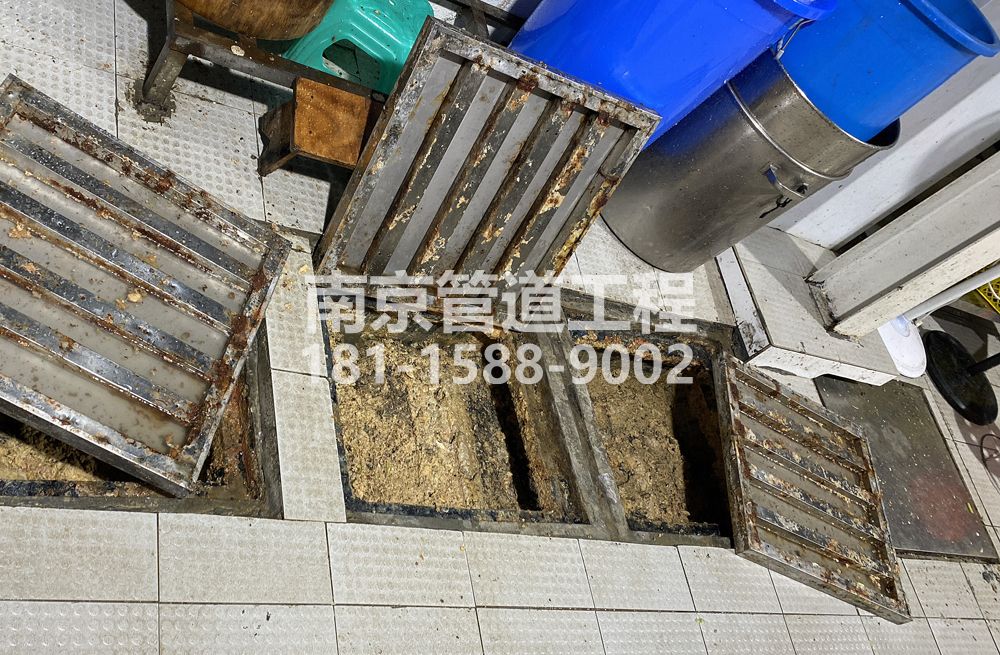 278月苑城管中队食堂隔油池清理